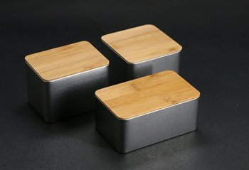 Metalinė dėžutė bambukiniu dangteliu