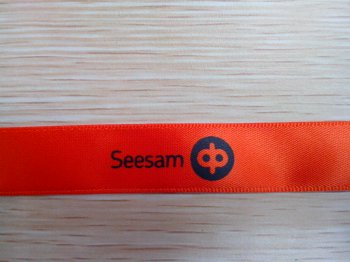 Oranžinė juostelė su logotipu Seesam