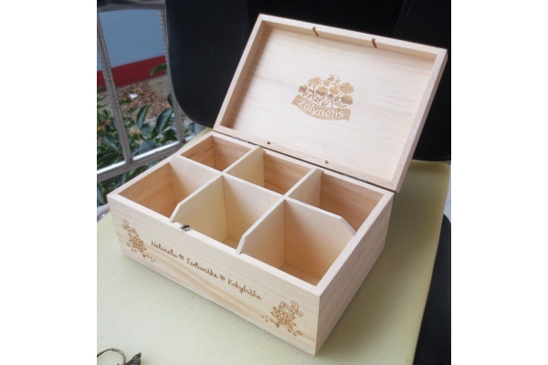 Medinė arbatos dėžutė