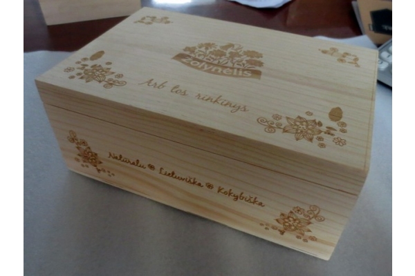 Medinė arbatos dėžutė