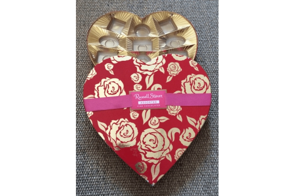 Širdelės formos saldainių dėžutė