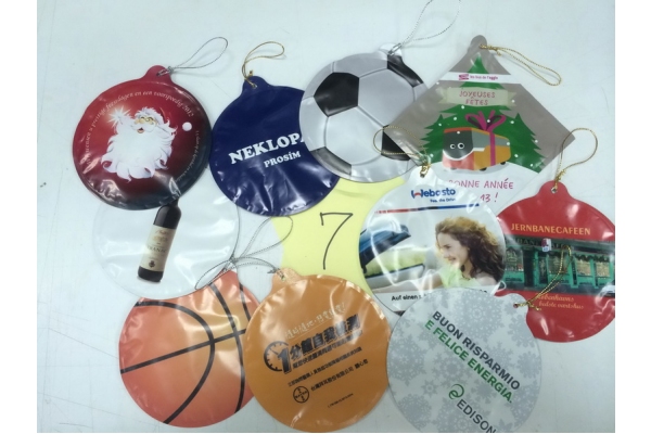 Savaime prisipučiantis balionėlis - žaisliukas ant eglutės