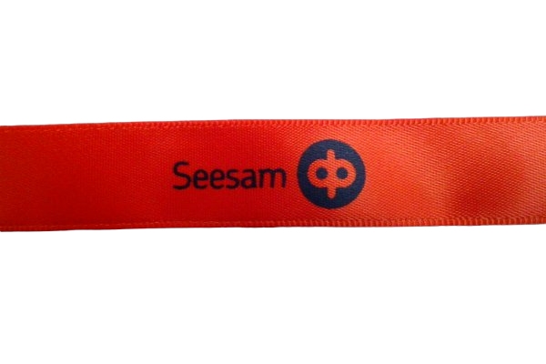 Oranžinė juostelė su logotipu Seesam