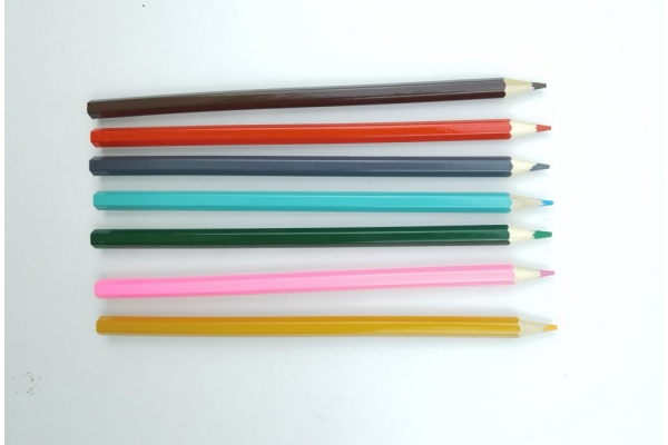 Plati spalvotų pieštukų kolekcija