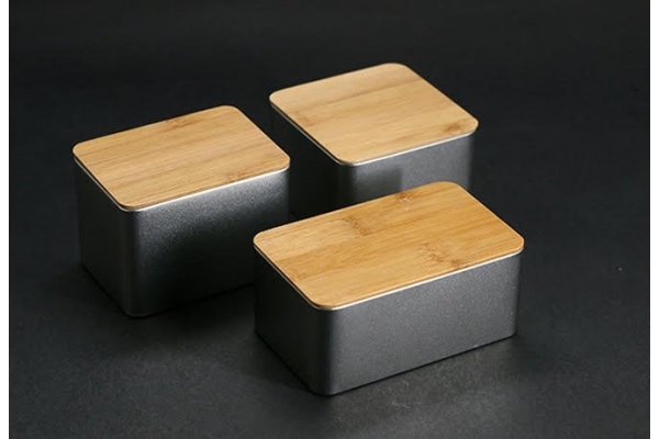 Metalinė dėžutė bambukiniu dangteliu