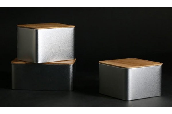 Metalinė dėžutė bambukiniu dangteliu