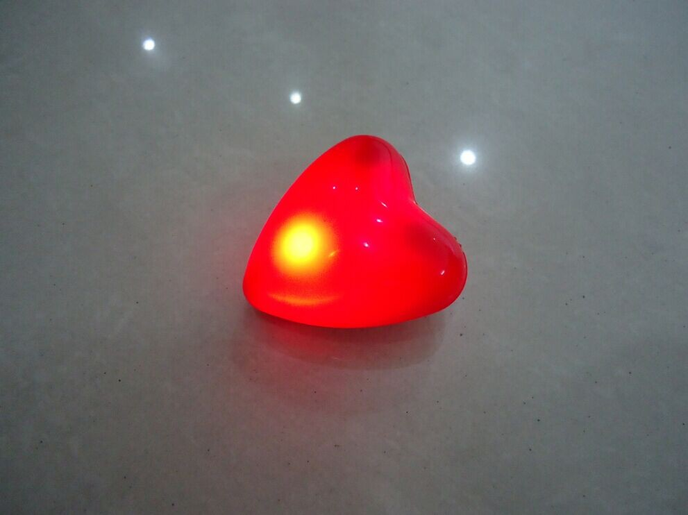 Mirksintis LED atšvaitas pakabukas širdelė su logotipu