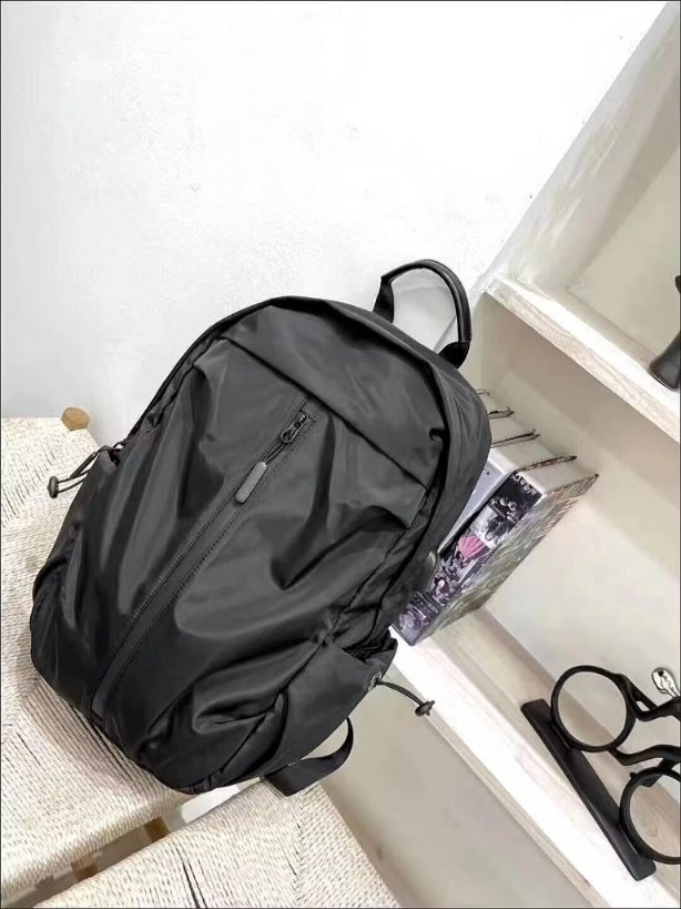 Minimalistinė juoda laisvalaikio kuprinė