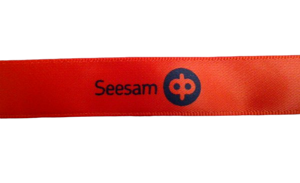Oranžinė juostelė su Seesam logotipu